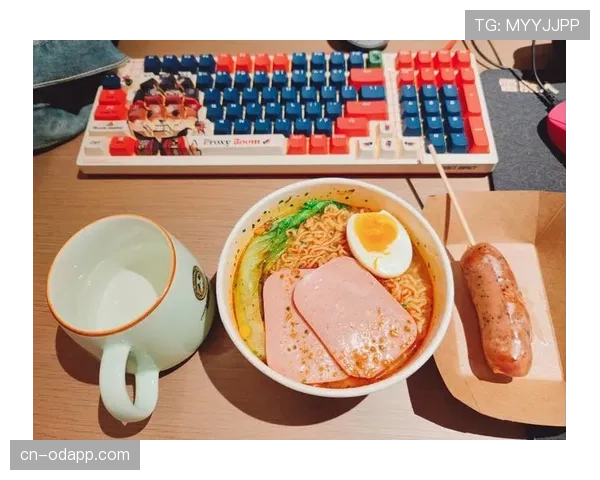 刷到冯彦哲半夜吃泡面，镜头里那只名牌包比泡面还抢镜，生活反差有点疯